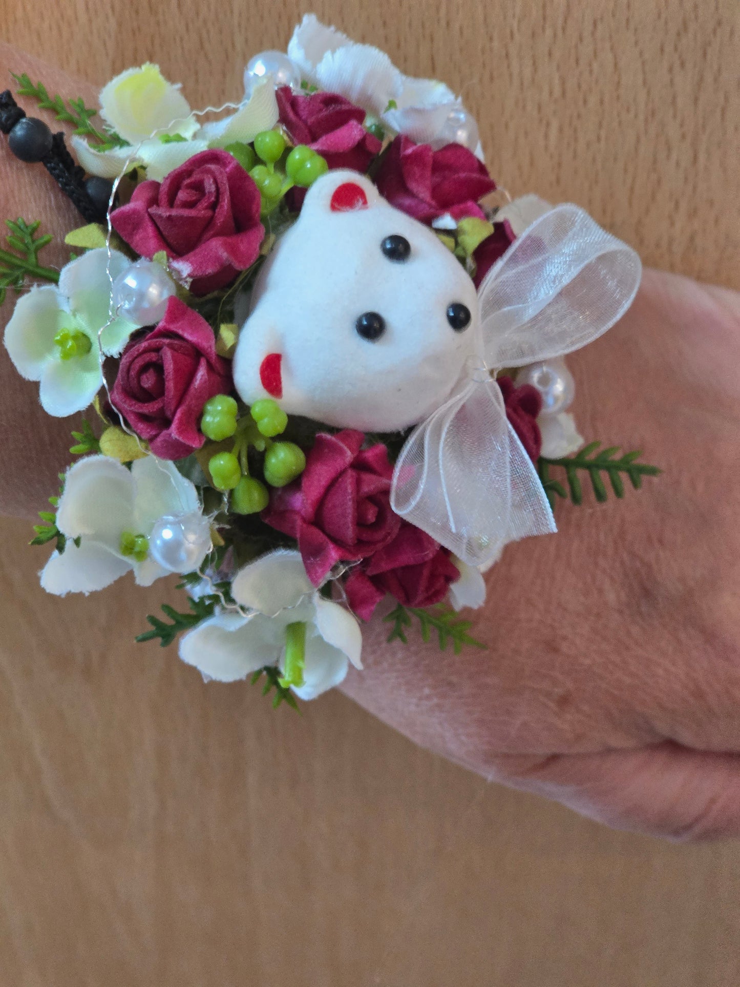 handgelenkstrauss mit kleinem bären