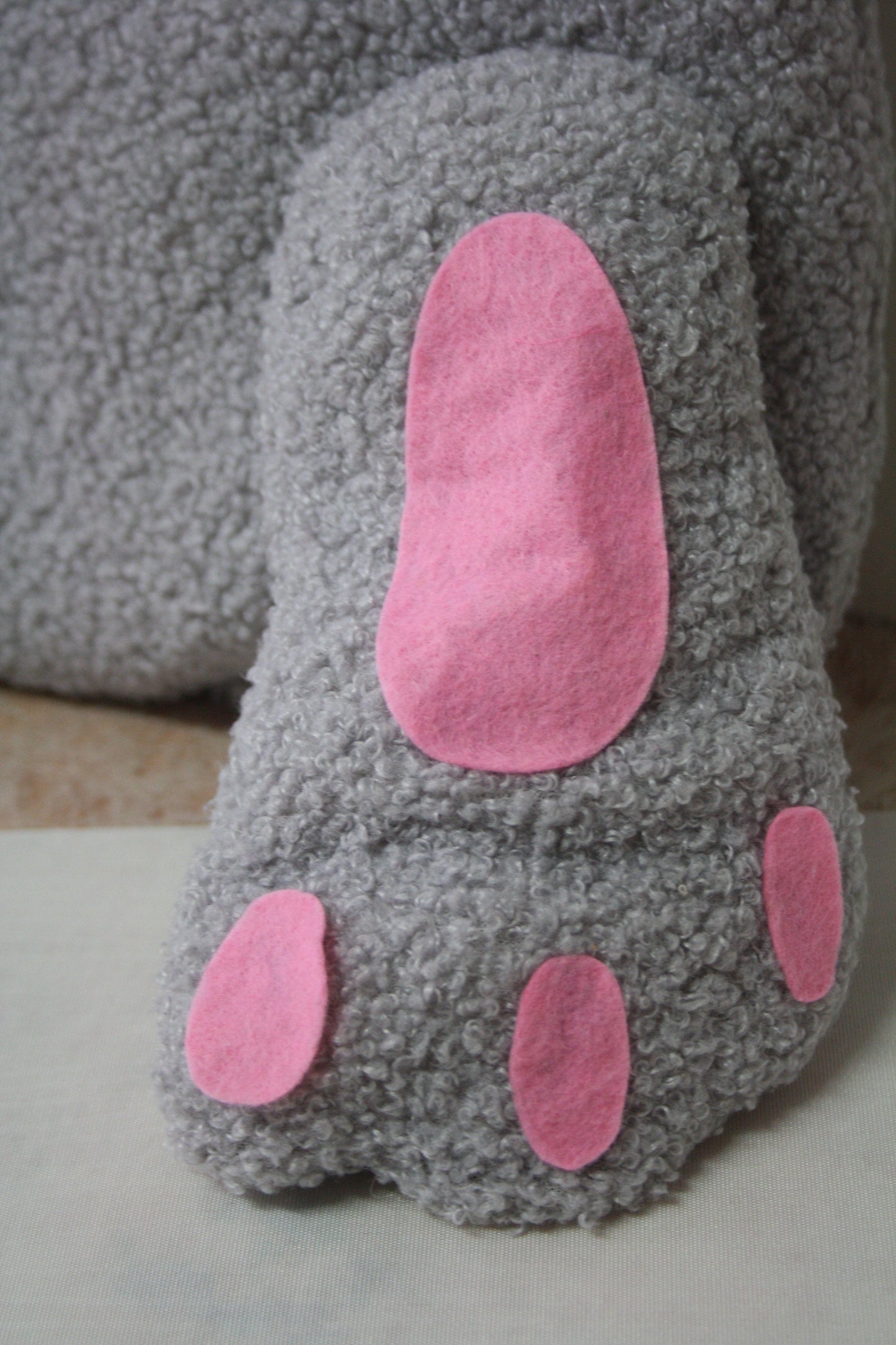 Kuschelkissen  Hasenpo mit Füssen