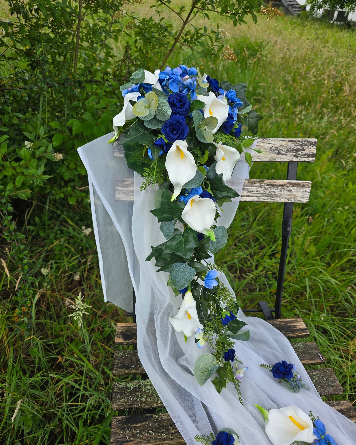 1033 Brautstrauss Calla mit blauen Akzenten