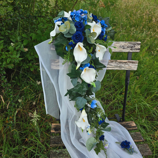 1033 Brautstrauss Calla mit blauen Akzenten