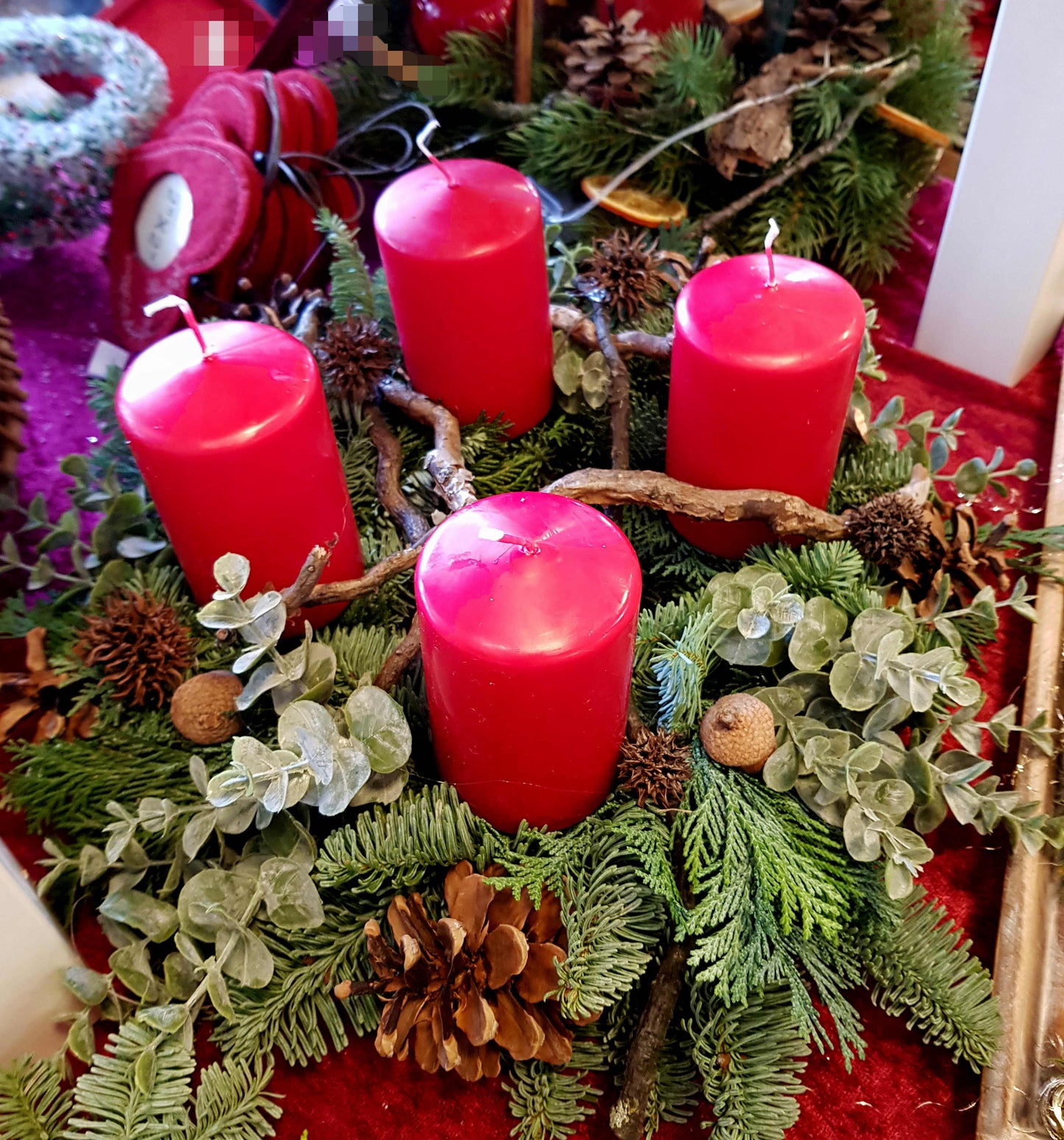 Adventskranz frisch Eukalyptus und Zapfen