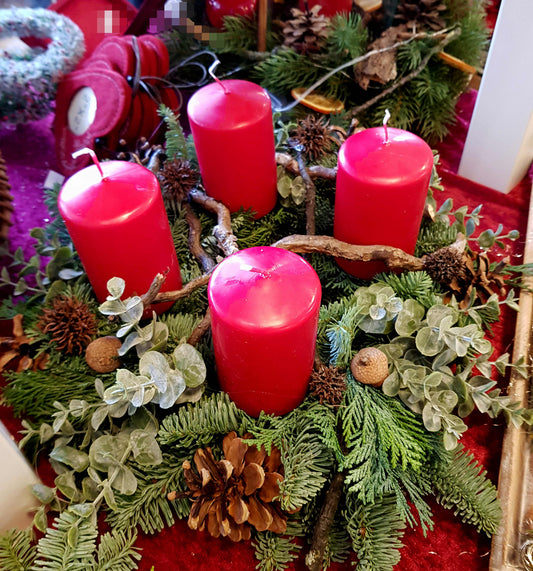 Adventskranz frisch Eukalyptus und Zapfen