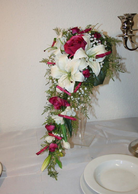1055 Brautstrauss Lilientropfen pink