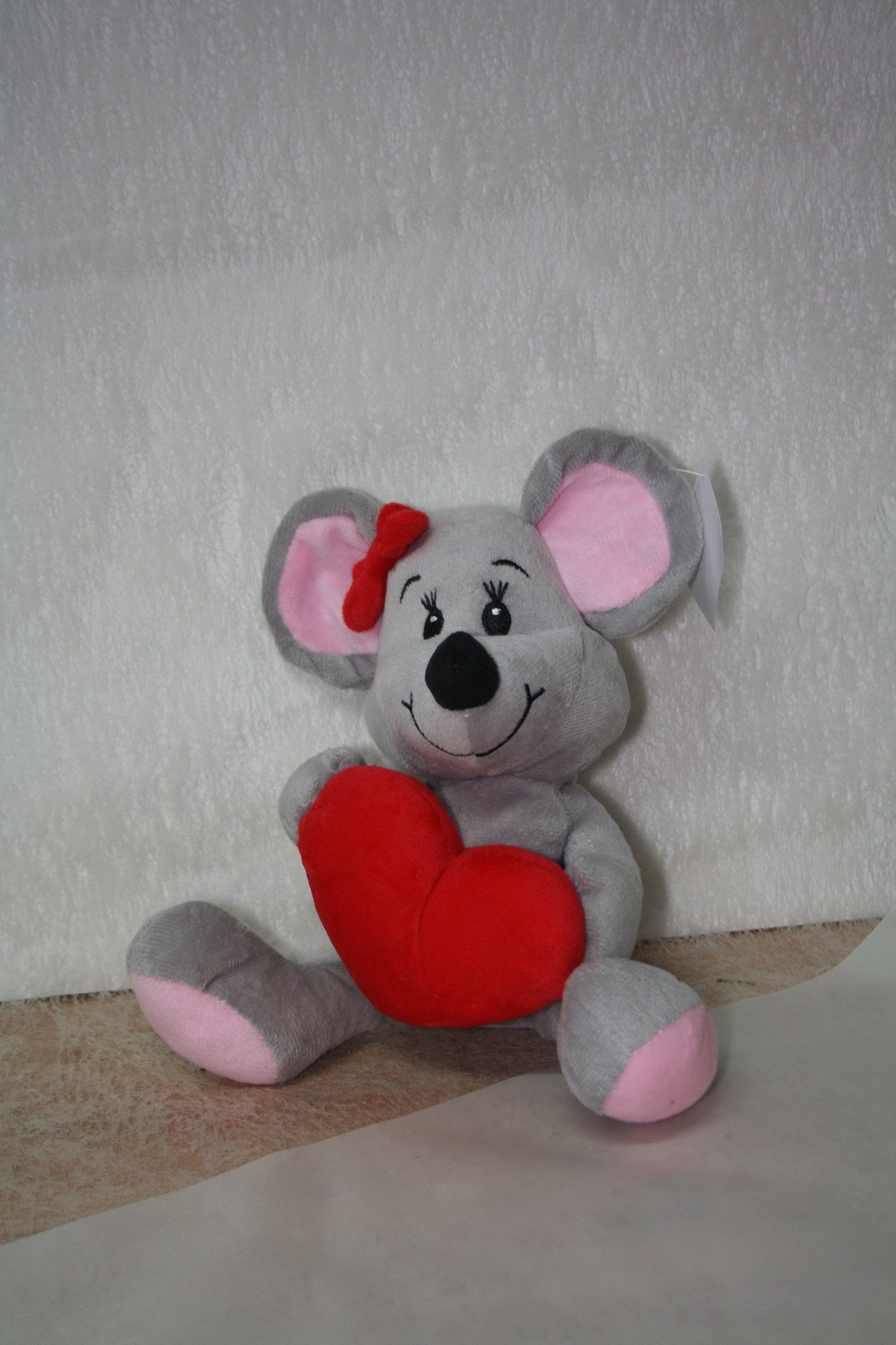 Kuschelmaus mit Herz 23cm in weiss und grau