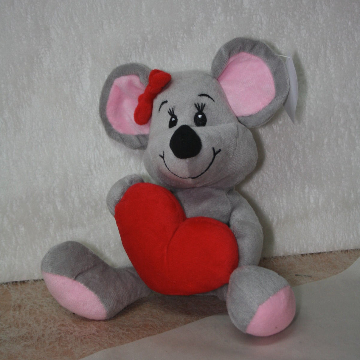 Kuschelmaus mit Herz 23cm in weiss und grau