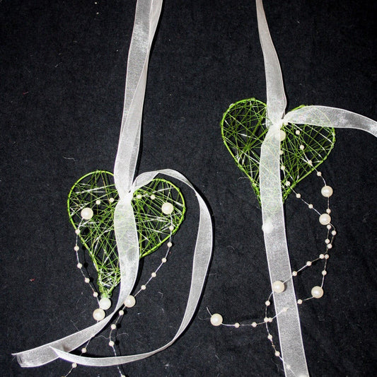 Grüne Herzen dekoriert