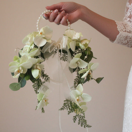 10491 Ramo de novia orquídea con muchas perlas ramo de mano