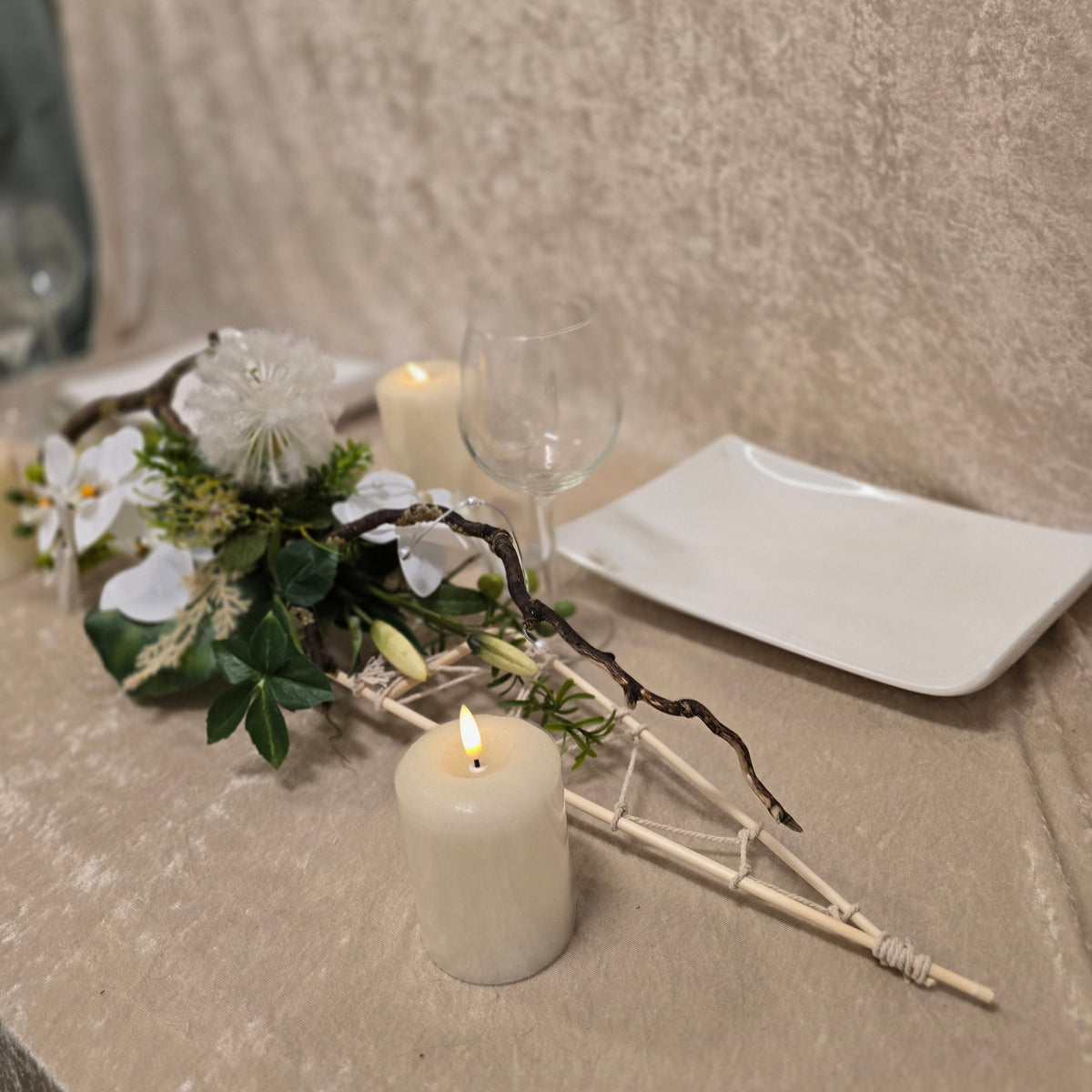 30351 langes Orchideengesteck / Schiffchen mit Naturholz und Perlendraht