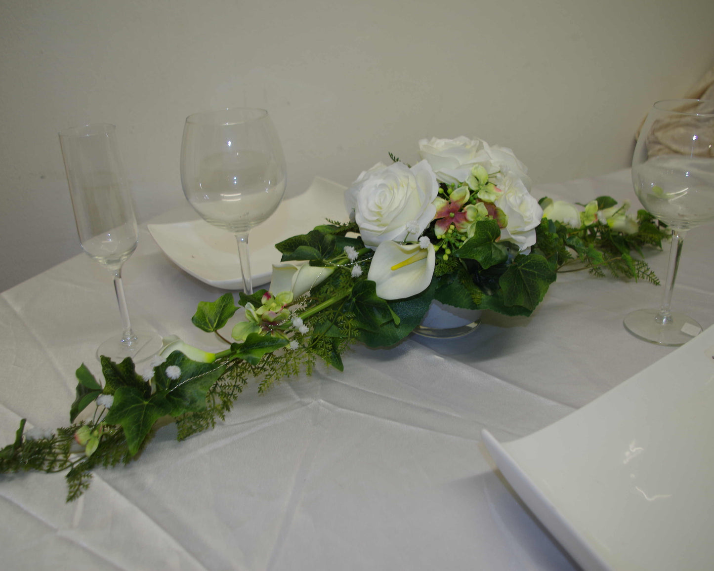 3015 Gesteck lang mit Callas und Horstensien