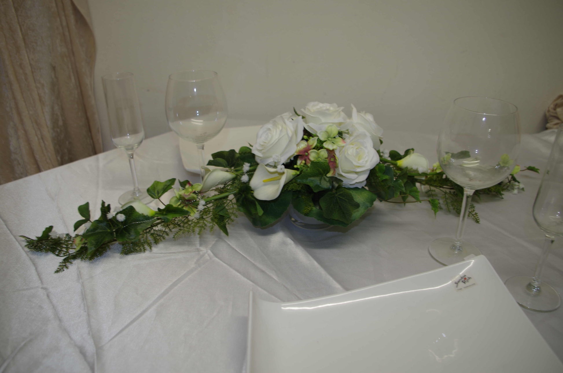 3015 Gesteck lang mit Callas und Horstensien