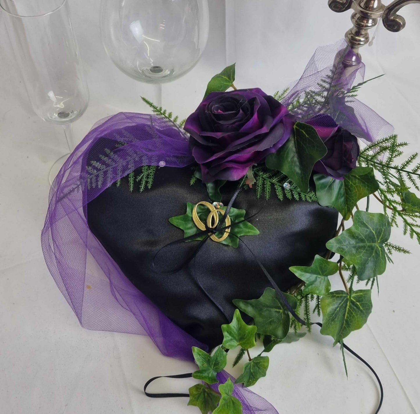 Almohada de anillo morada y negra