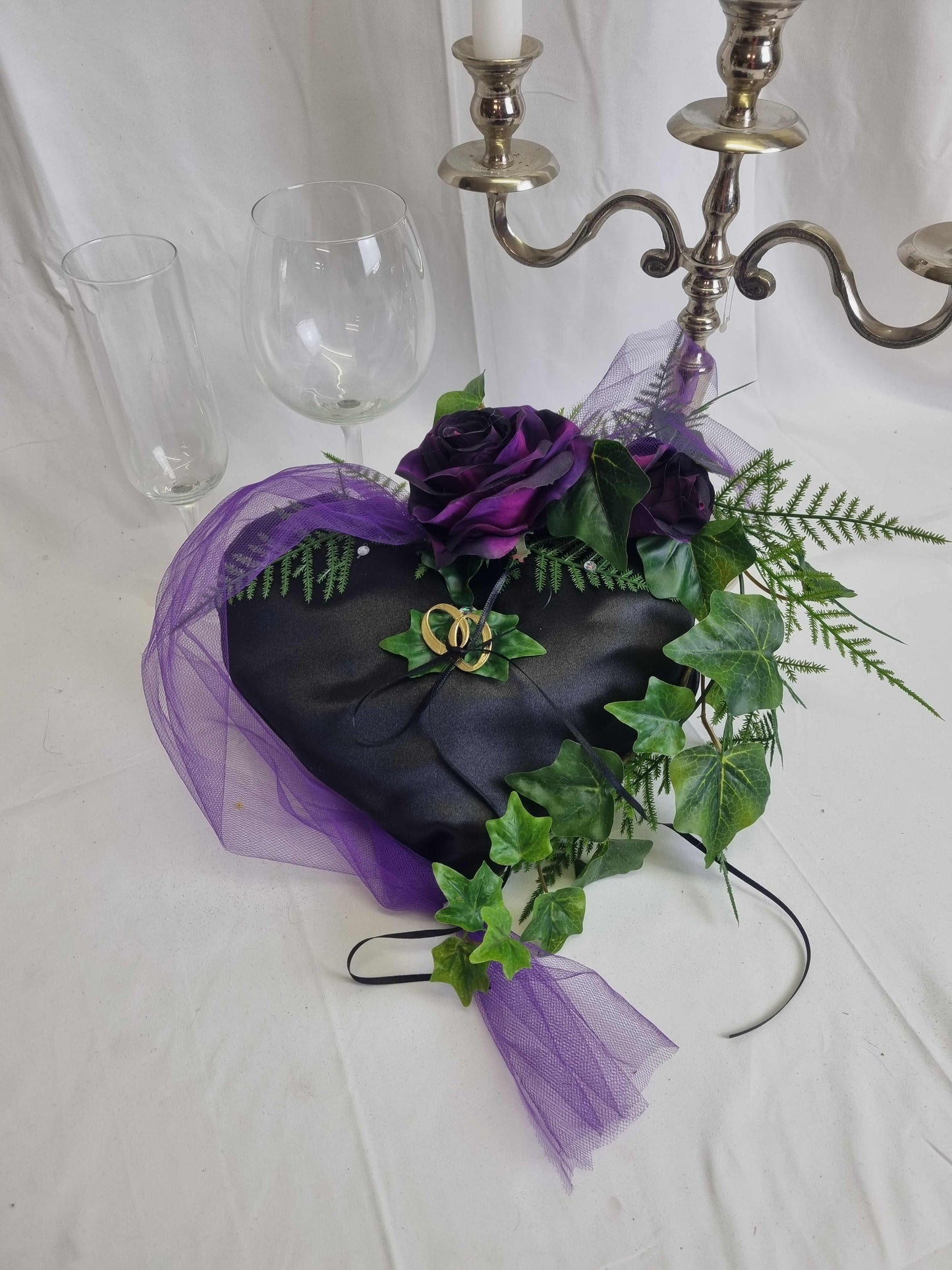 Almohada de anillo morada y negra