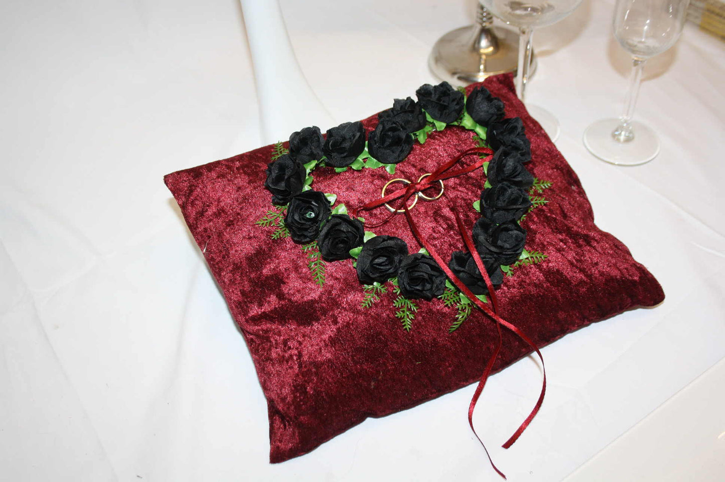 #2025  Ringkissen Gothic bordeaux Samt