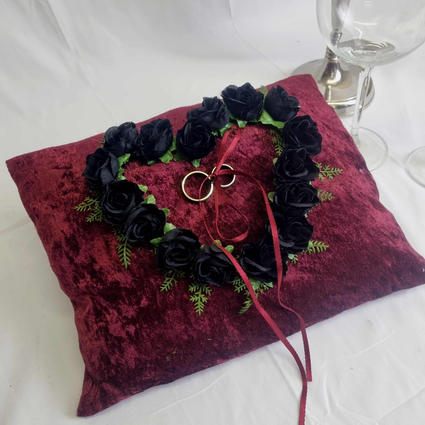 #2025  Ringkissen Gothic bordeaux Samt