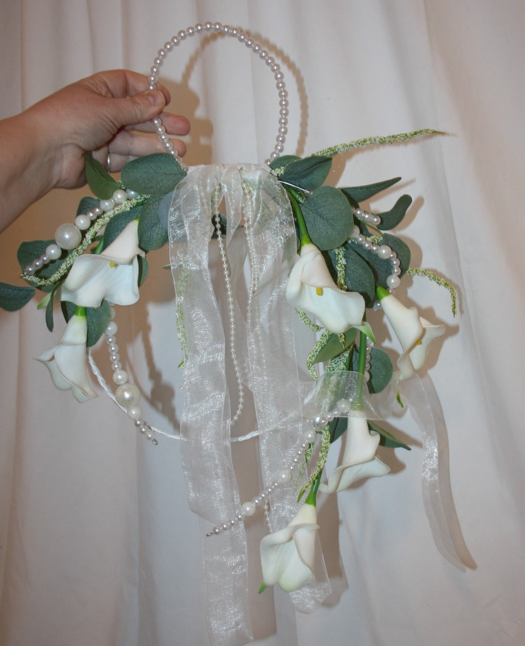 10221 Ramo de novia, ramo redondo, cala, muchas perlas