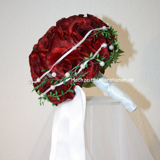 1024 kleine Rosenkugel mit Satinband Bordeauxrot