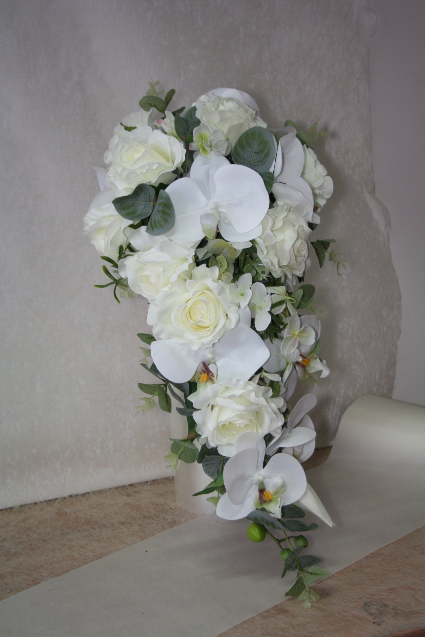 1049a  Brautstrauss Orchideen mit Rosen und Eukalyptus