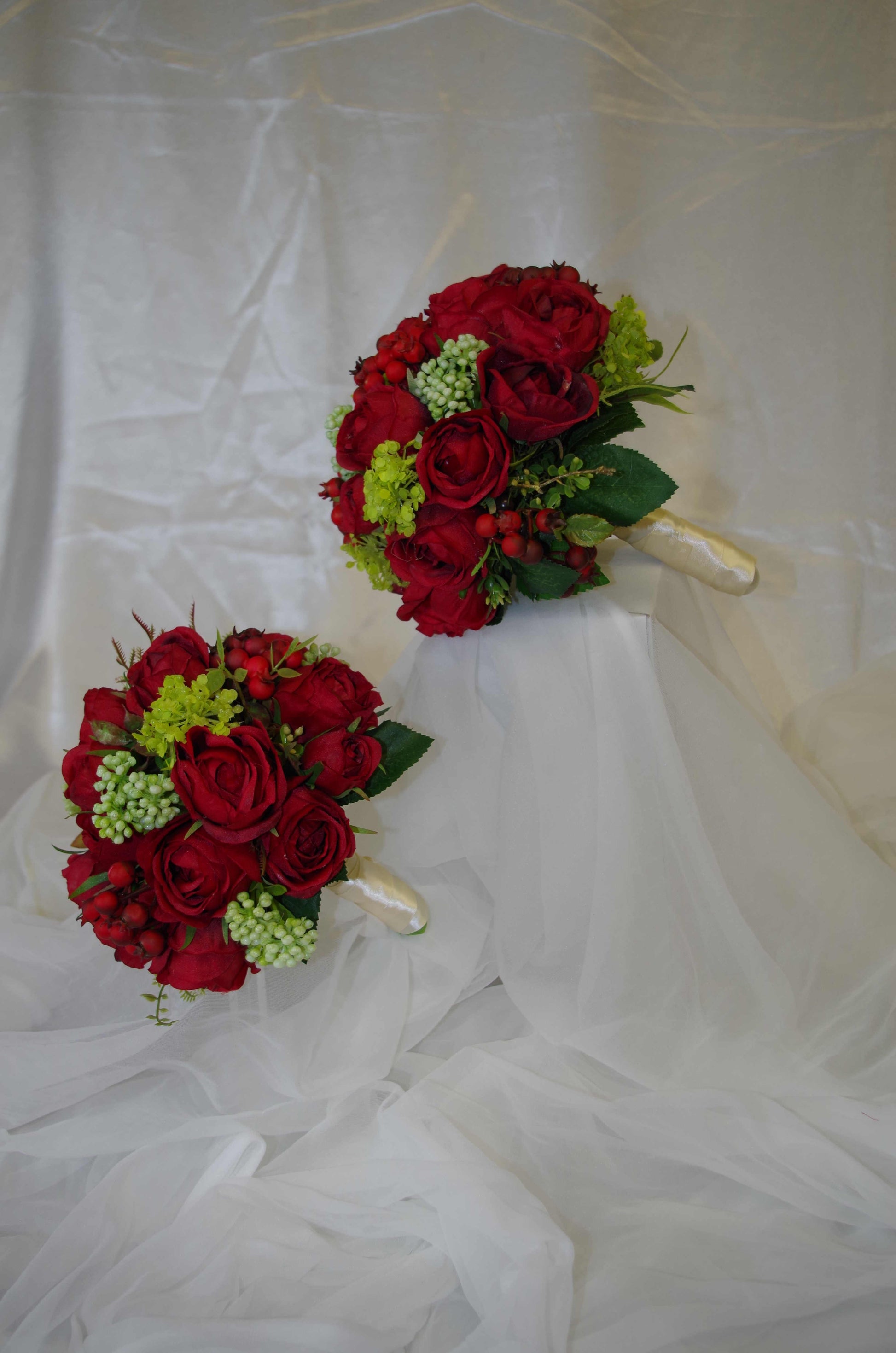 1089 Rosenkugel bordeaux mit grün