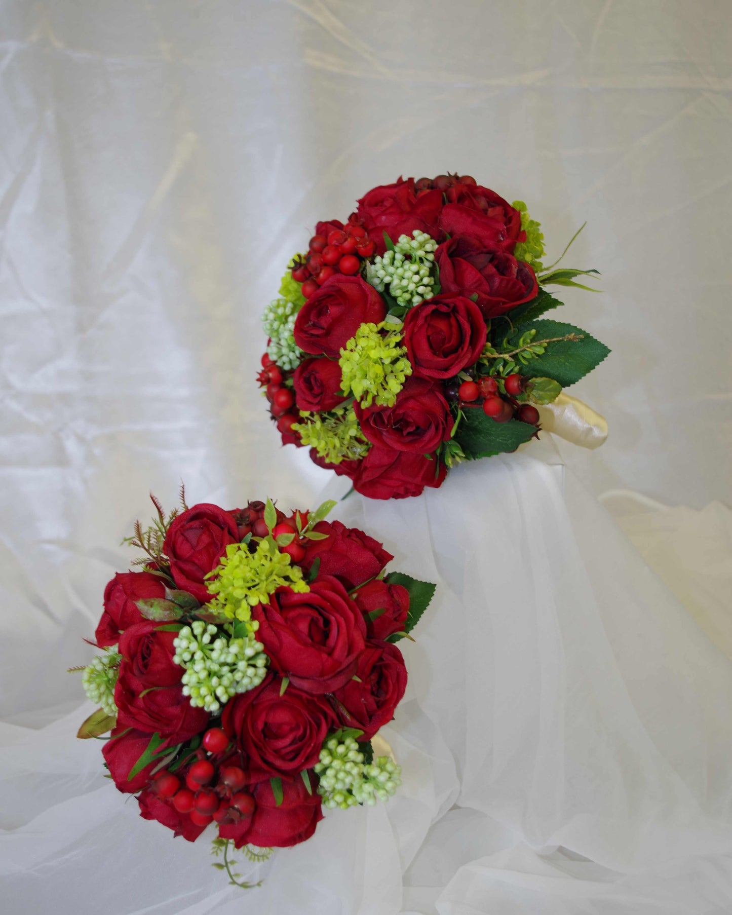 1089 Rosenkugel bordeaux mit grün