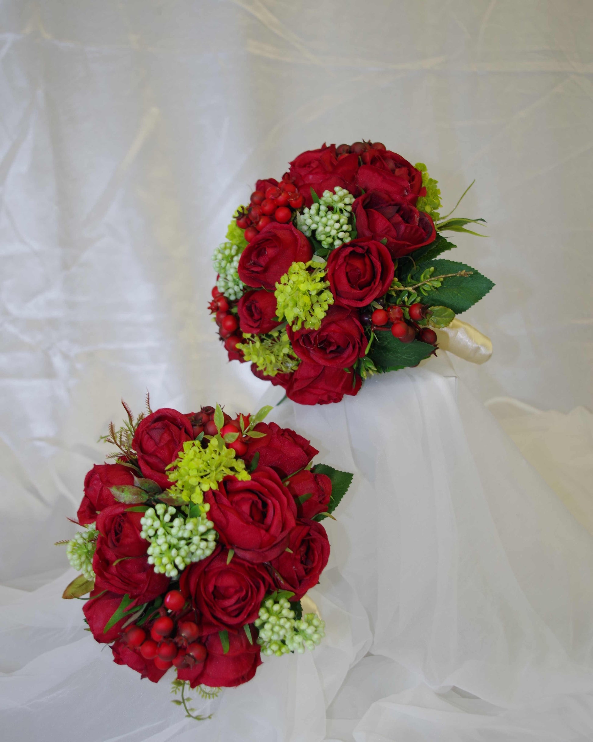 1089 Rosenkugel bordeaux mit grün