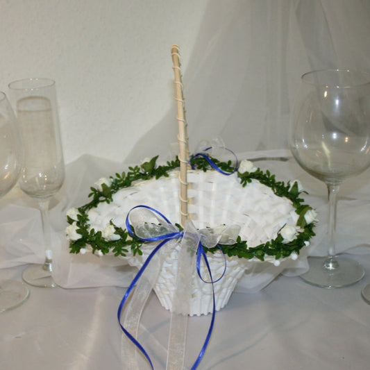 Streukorb mit zarten Blüten